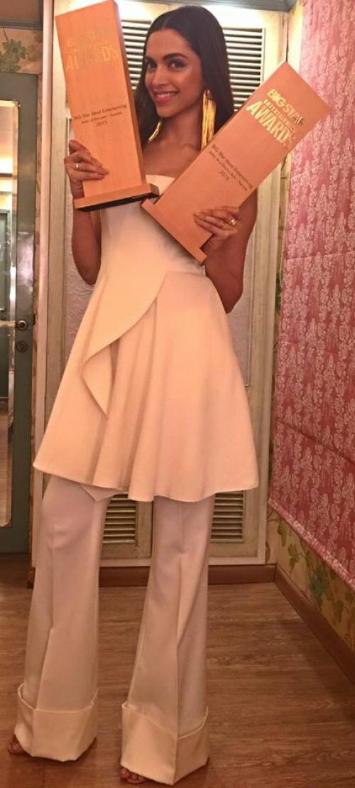 Big Star Entertainment Awards: Deepika Padukone-Amitabh Bachchan scoops double awards for Piku Deepika Padukone scooped 2 awards at Big Star Entertainment Awards for Piku